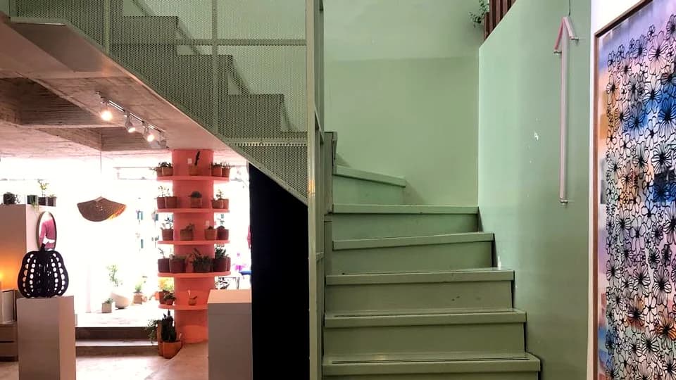 Escalera y estudio de Cosas Raras